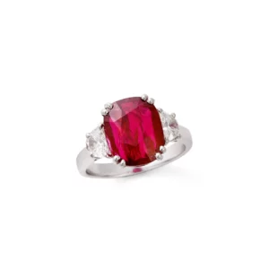 RUBY RINGIn 18K white gold, set with a natural Mozambique
intense red ruby 
€33.150